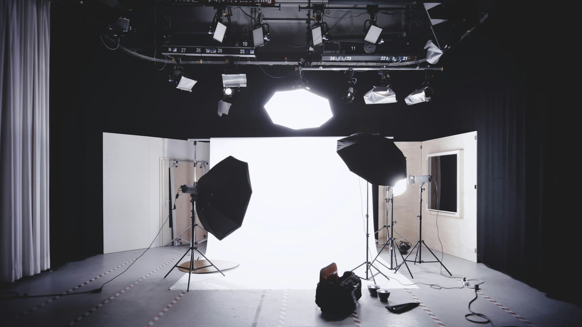 Fotostudio mit aufgebautem Licht, bereit für eine Aufnahme